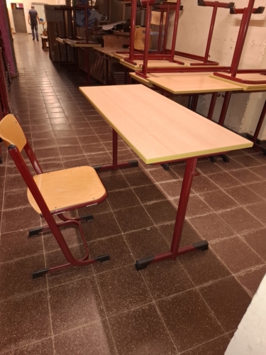 Schultische und -stühle kostenfrei abzugeben