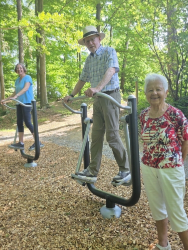 Neue Geräte ergänzen den Fitnesspfad in Lauf