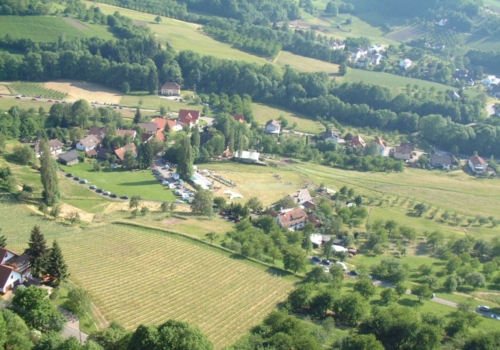 Foto: Historisches Bild eines Laufer Ortsteils von oben fotografiert (farbig)