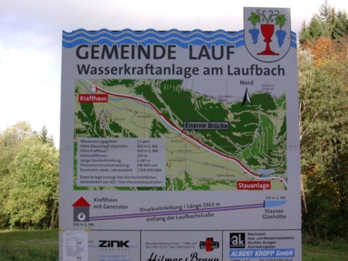 Foto: Schild der Wasserkraftanlage am Laufbach - grafische Darstellung