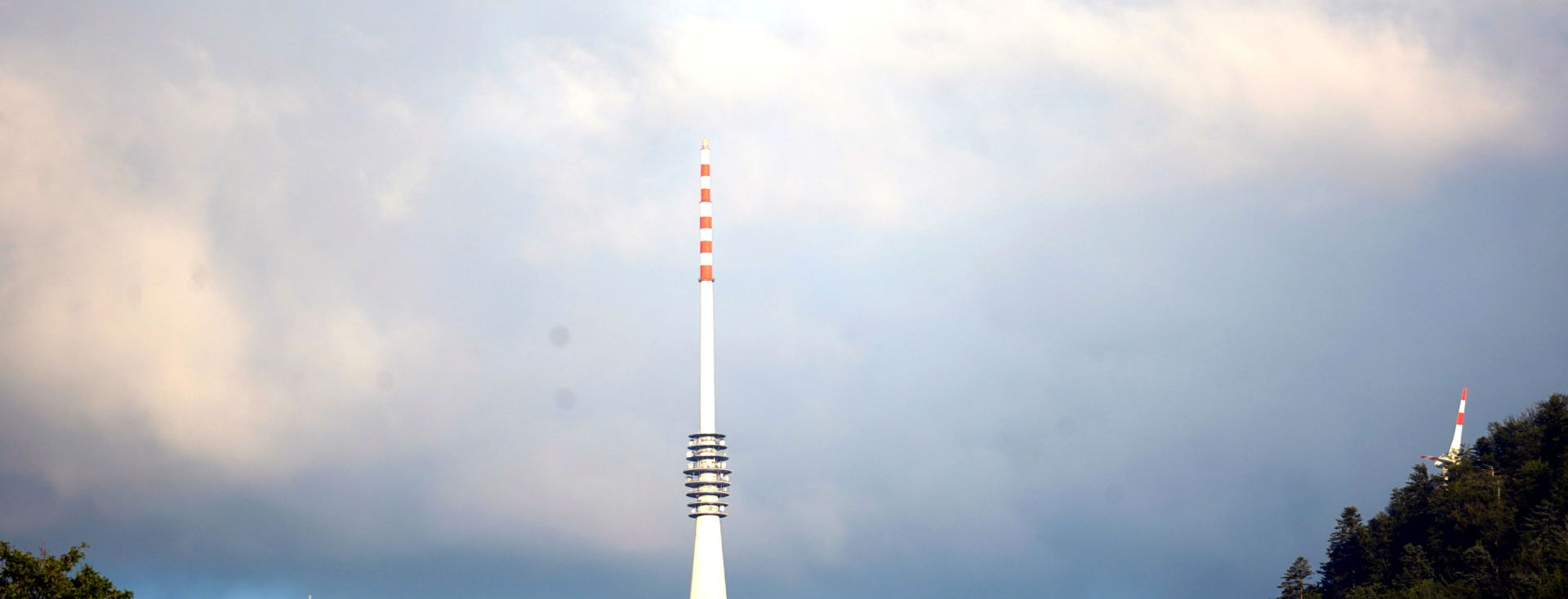 Hornisgrindeturm bei bewölktem Himmel