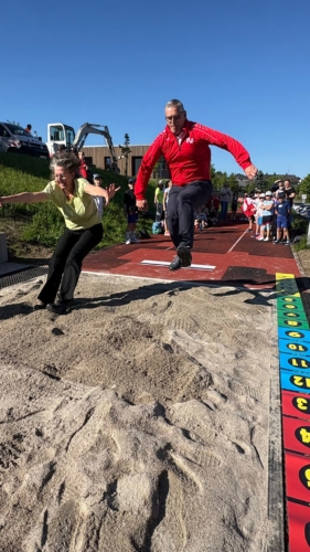 Neue Sprunggrube für das Sportabzeichen erfolgreich eingesprungen