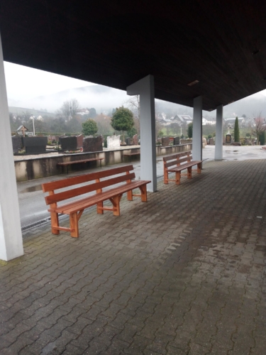 Bauhof baut extralange Bänke für Friedhof