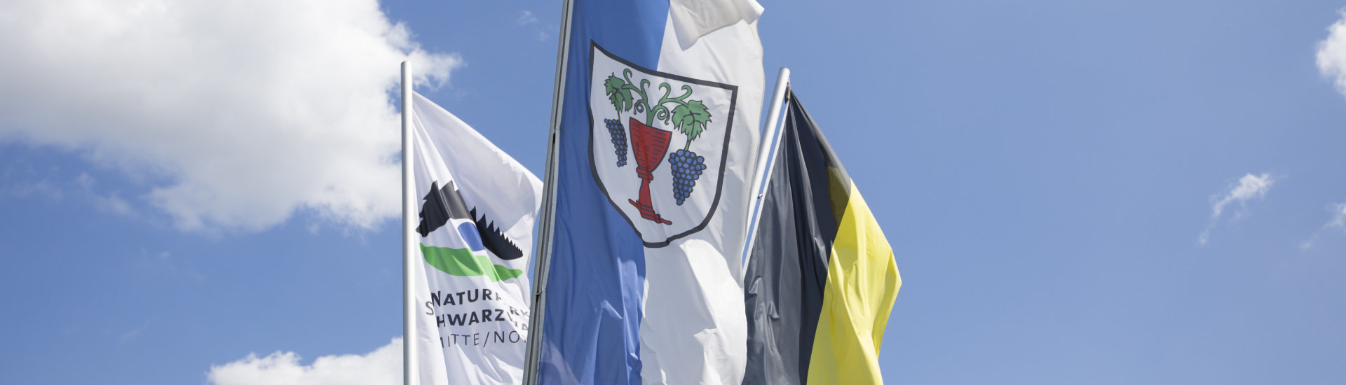 Foto: Flaggenmast mit dem Laufer Wappen und dem Naturpark Schwarzwald Mitte/Nord