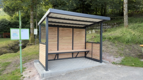 Neue Buswartehäuschen an drei Haltestellen