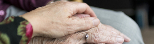 Foto: Hände von Senioren in der Betreuung